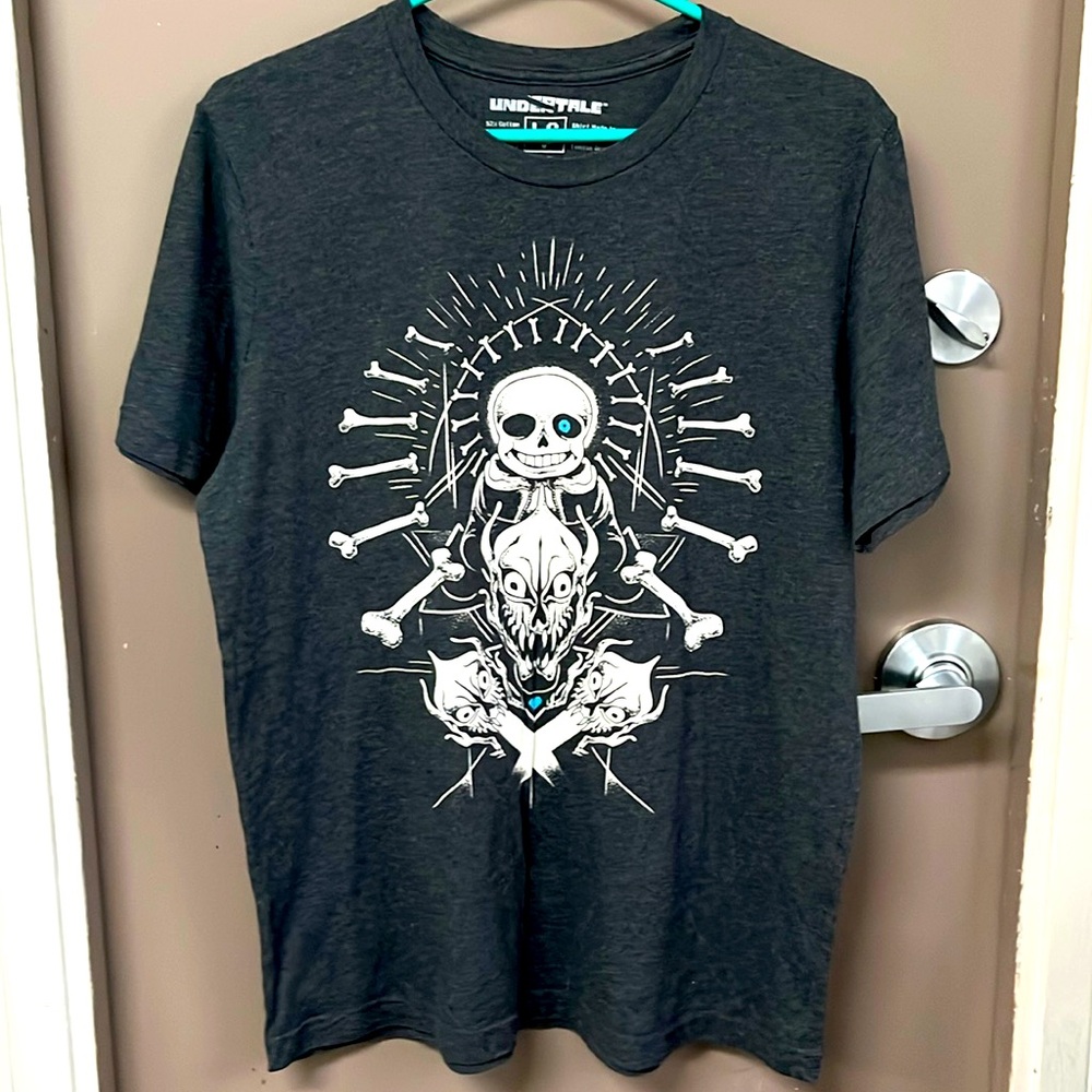 Fangamers UNDERTALE Large
Men’s dark grey tshirt 52% cotton 48%polyester .